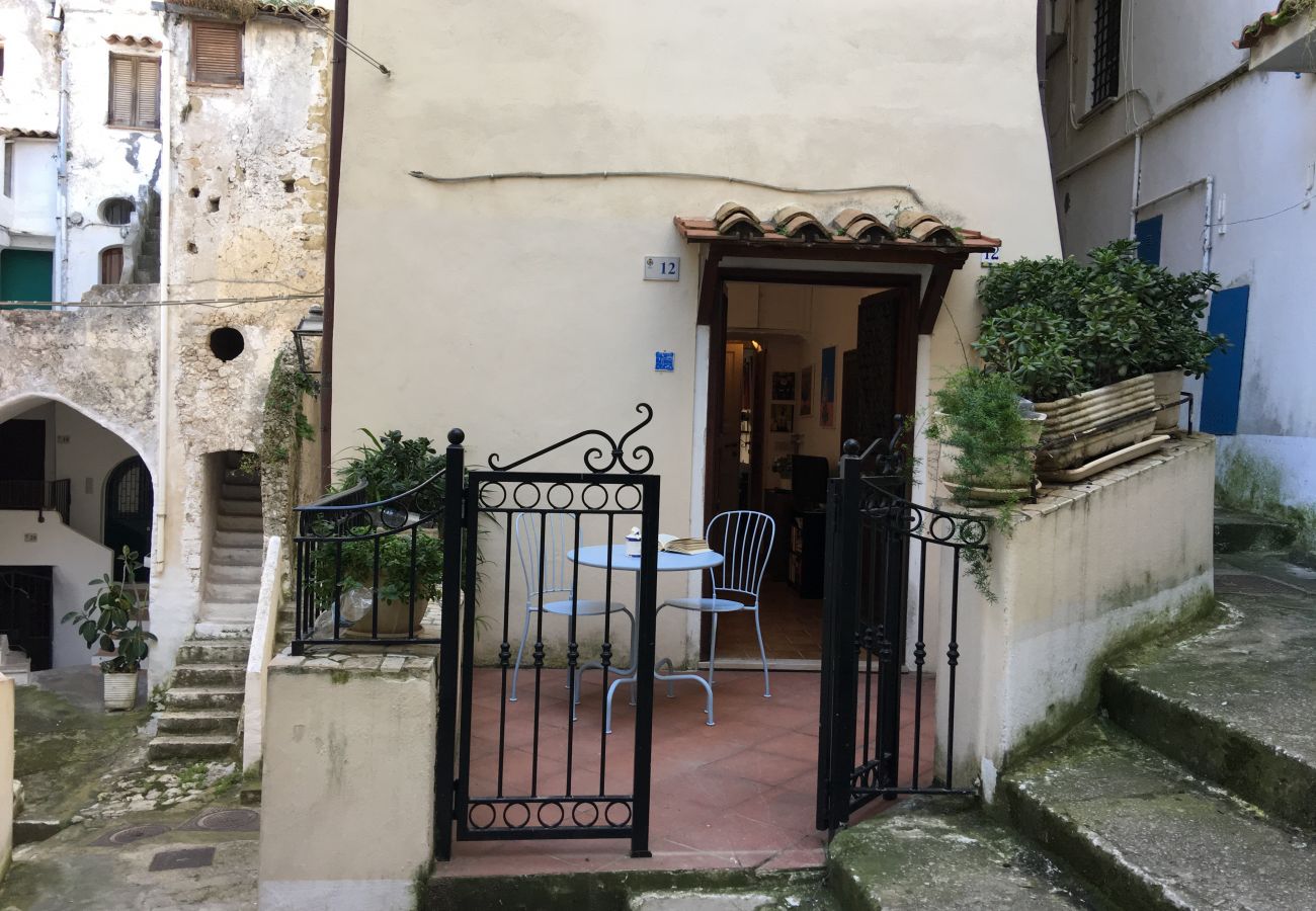 Appartamento a Sperlonga - holidaycasa Tiziana - bilocale con terrazzino Appartamento a Sperlonga - holidaycasa Tiziana - bilocale con terrazzino