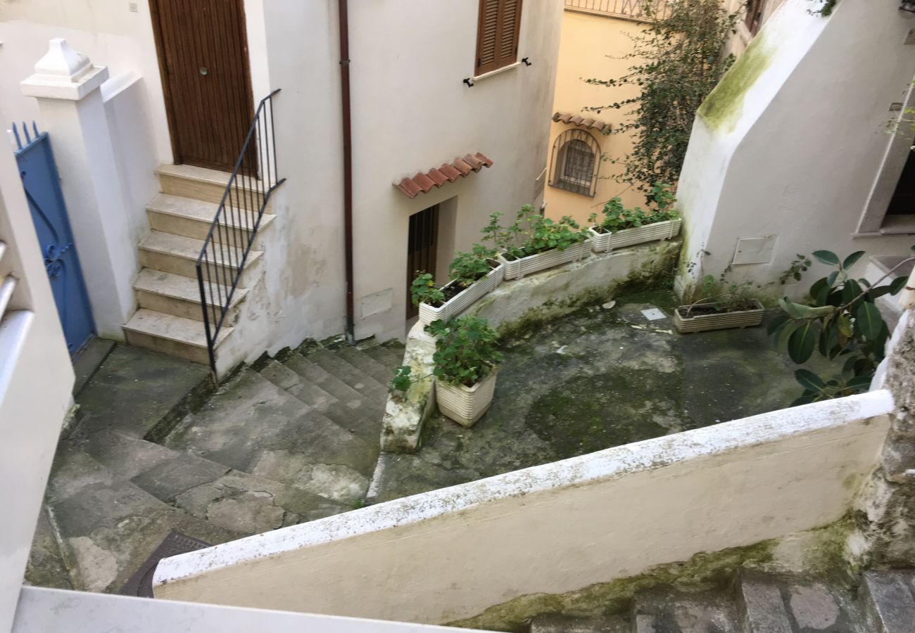 Appartamento a Sperlonga - holidaycasa Tiziana - bilocale con terrazzino Appartamento a Sperlonga - holidaycasa Tiziana - bilocale con terrazzino
