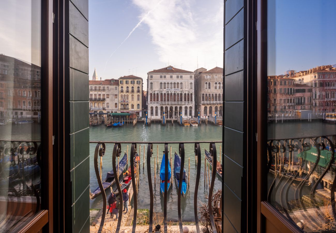 Apartment in Venice - Design Apartment with Balcony on the Grand Canal R