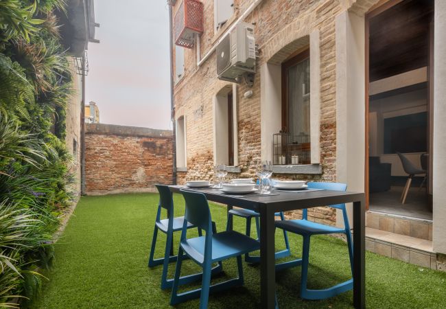  in Venezia - Castello  Apartment with Garden R&R