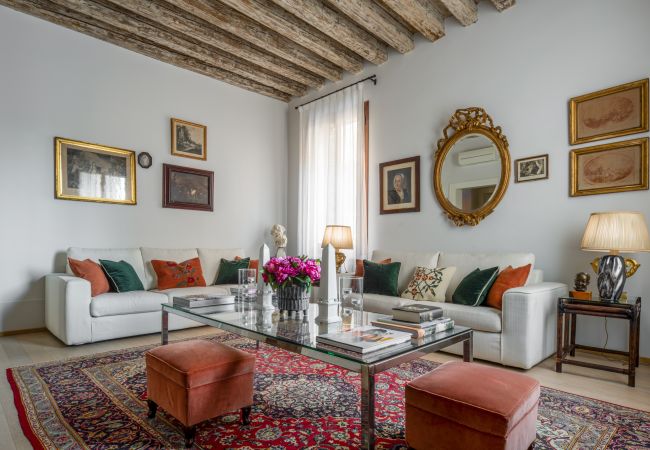  in Venezia - Miracoli Apartment with View on the Canal R&R